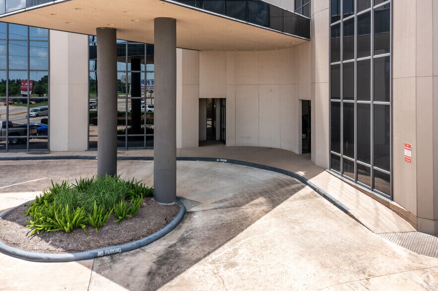 738 Highway 6 S, Houston, TX à louer - Photo de l’immeuble – Image 3 sur 8