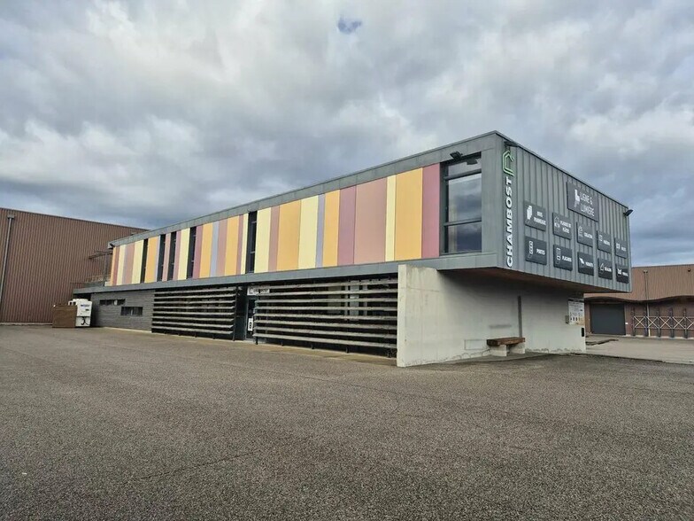 Local d'activités dans L'ISLE-SUR-LA-SORGUE à vendre - Photo de l’immeuble – Image 3 sur 9