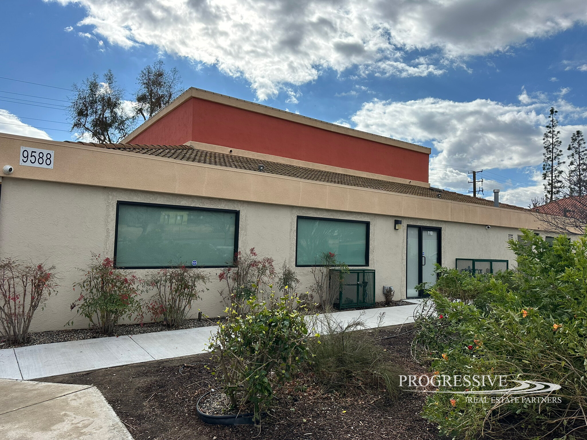 9588 Baseline Rd, Rancho Cucamonga, CA à louer Photo principale– Image 1 sur 7