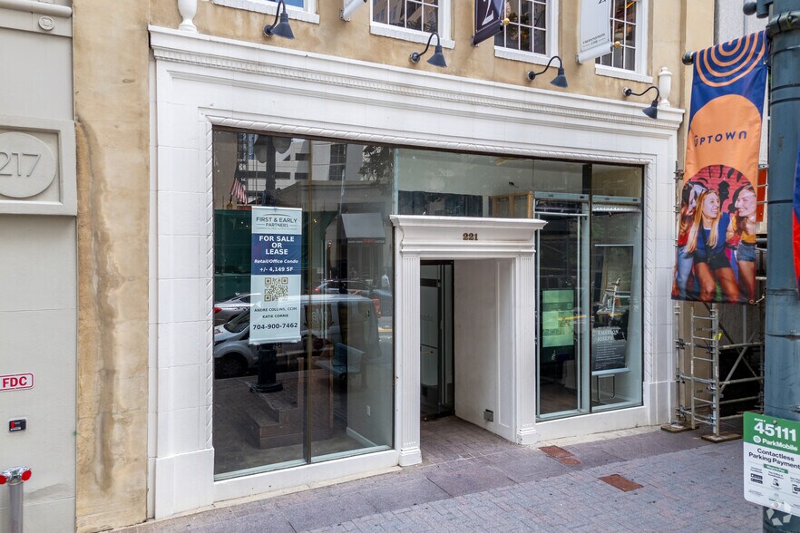 221 S Tryon St, Charlotte, NC à vendre - Photo de l’immeuble – Image 3 sur 16