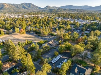 Plus de détails pour 700 NW Dimmick St, Grants Pass, OR - Spécialisé à vendre
