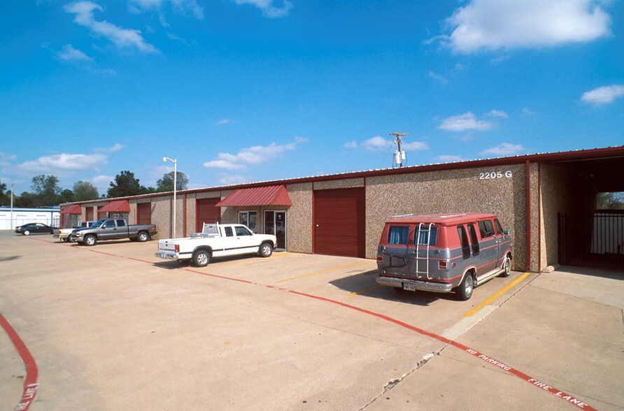 2205 W Division St, Arlington, TX à louer - Photo de l’immeuble – Image 2 sur 8