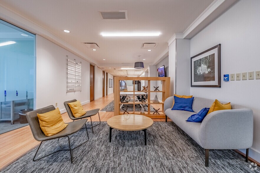 8044 Montgomery Rd, Cincinnati, OH à louer - Photo de l’immeuble – Image 1 sur 25
