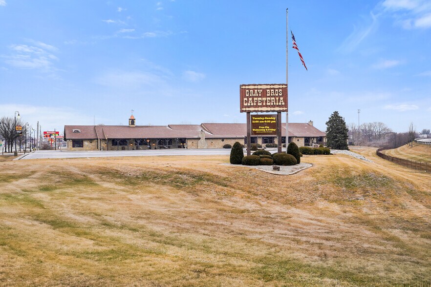 555 S Indiana St, Mooresville, IN à vendre - Photo de l’immeuble – Image 1 sur 56