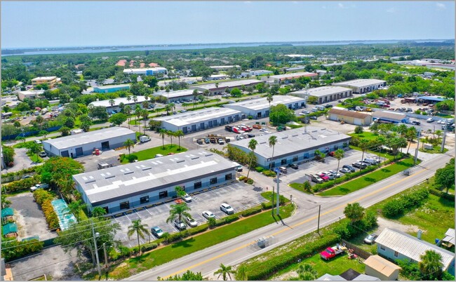 Plus de détails pour 672 Old Dixie Hwy, Vero Beach, FL - Différents types d’espaces à louer