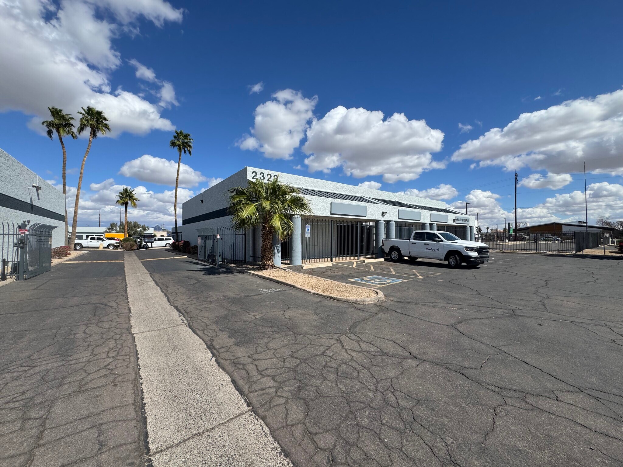 2328 E Van Buren St, Phoenix, AZ à louer Photo de l’immeuble– Image 1 sur 14