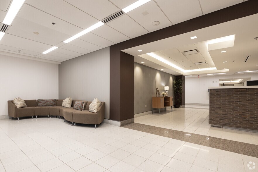 8201 Woodmont Ave, Bethesda, MD à louer - Hall d’entrée – Image 2 sur 40