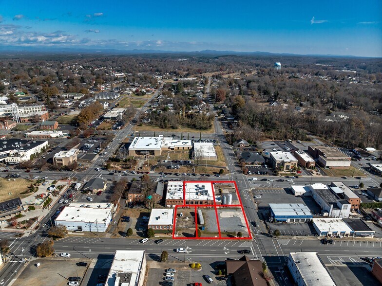 212 S Green St, Morganton, NC à vendre - Photo de l’immeuble – Image 3 sur 45