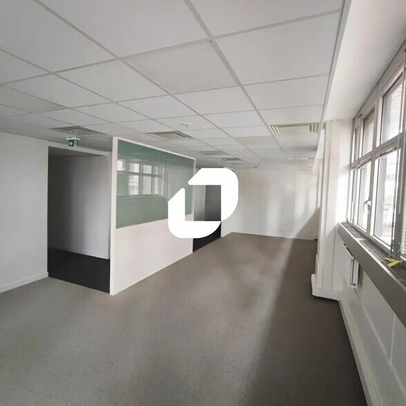 Local d’activités dans Fontenay-sous-Bois à louer - Photo de l’immeuble – Image 3 sur 5