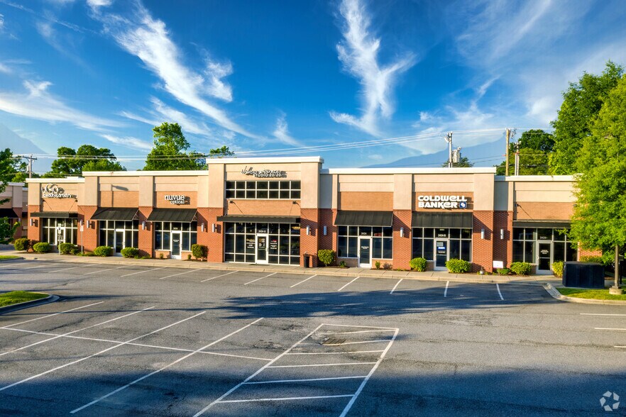 2424 W Mallard Creek Church Rd, Charlotte, NC à louer - Photo de l’immeuble – Image 2 sur 8