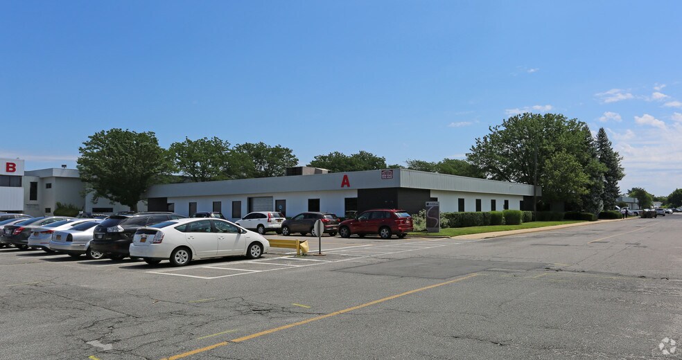 15 Grumman Rd W, Bethpage, NY à louer - Photo de l’immeuble – Image 2 sur 6