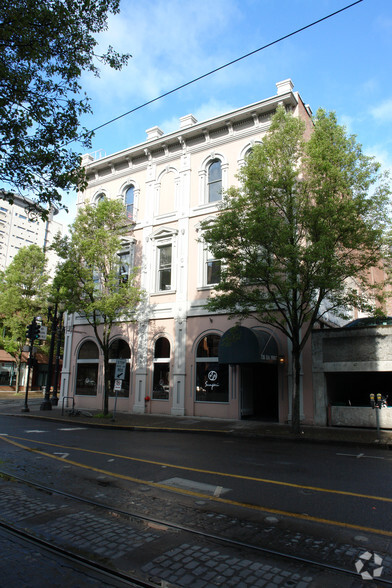 735 SW 1st Ave, Portland, OR à louer - Photo de l’immeuble – Image 3 sur 12