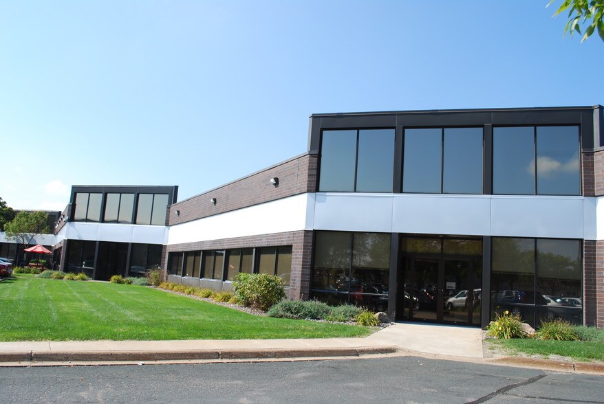 6701 Parkway Cir, Brooklyn Center, MN à louer - Photo de l’immeuble – Image 3 sur 16
