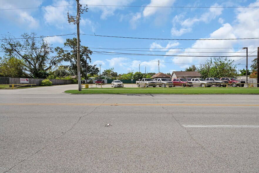 811 N Main St, Baytown, TX à vendre - Photo de l’immeuble – Image 2 sur 22