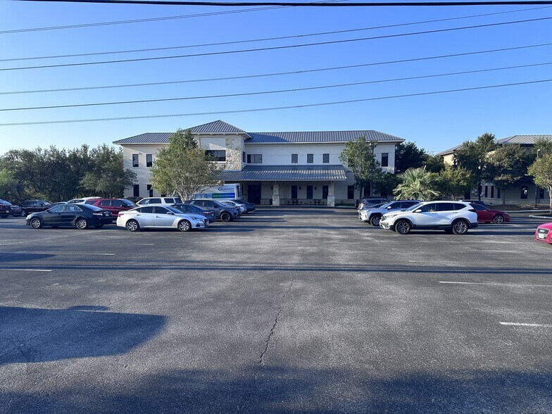 335 E Sonterra Blvd, San Antonio, TX à louer - Photo de l’immeuble – Image 1 sur 14
