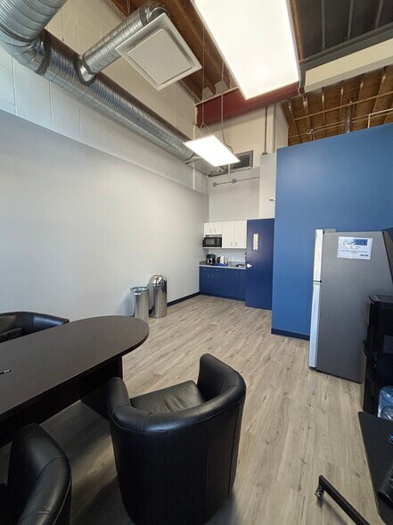 1301-1313 Hastings Cres SE, Calgary, AB à louer - Photo de l’immeuble – Image 3 sur 8