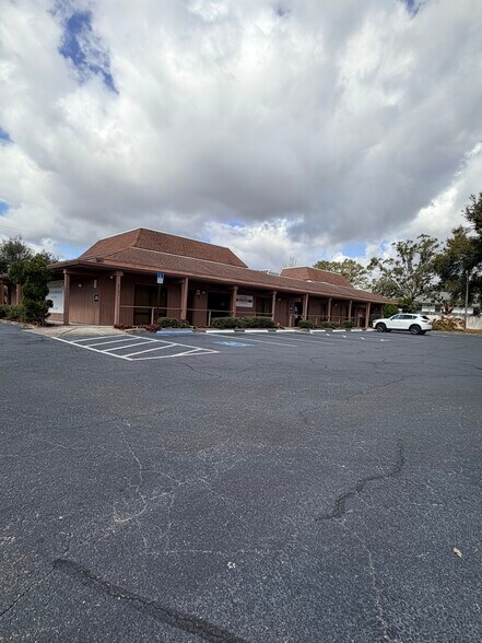 6725 Cedarridge Dr, Zephyrhills, FL à louer - Photo de l’immeuble – Image 1 sur 11
