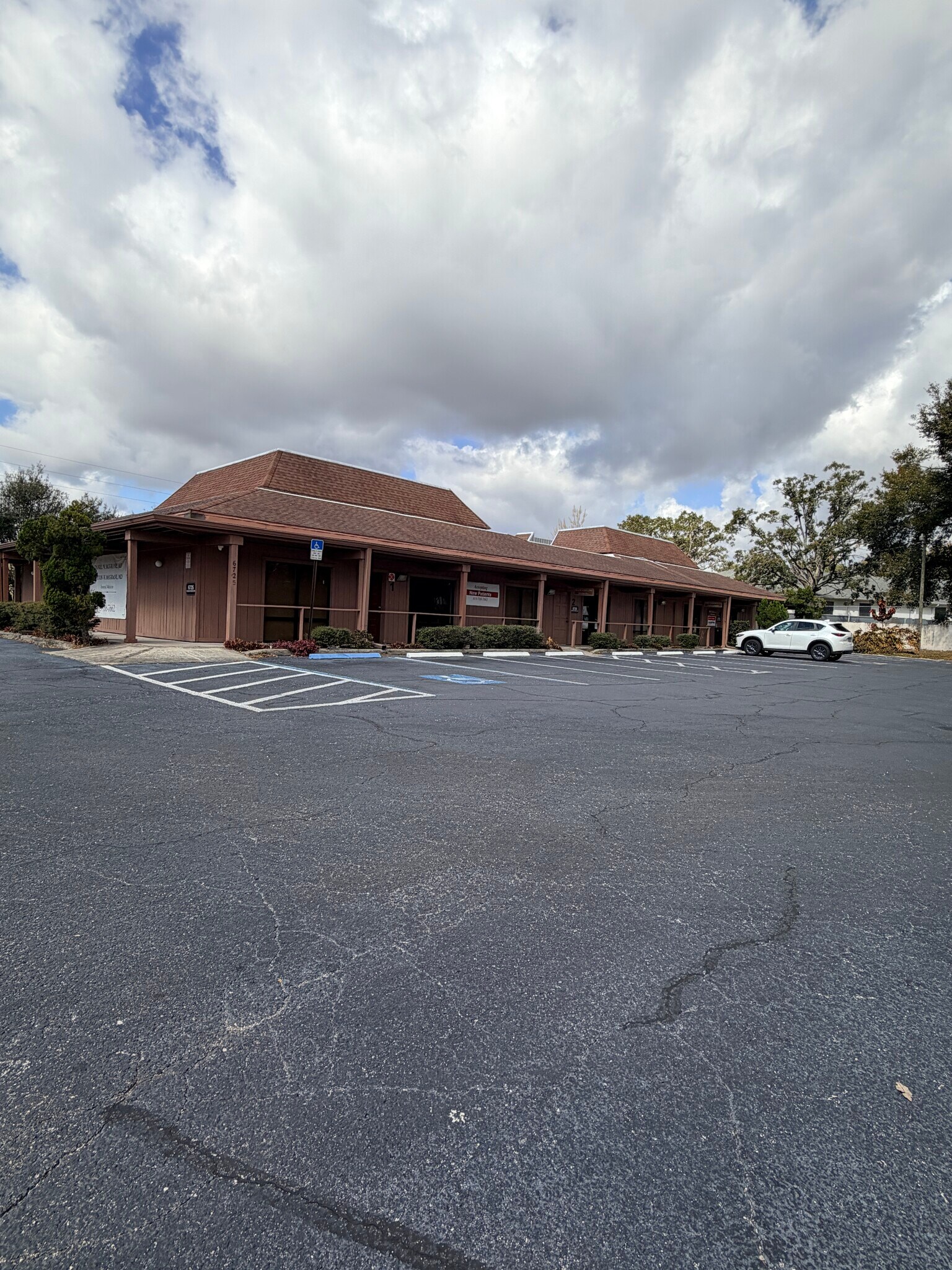 6725 Cedarridge Dr, Zephyrhills, FL à louer Photo de l’immeuble– Image 1 sur 12