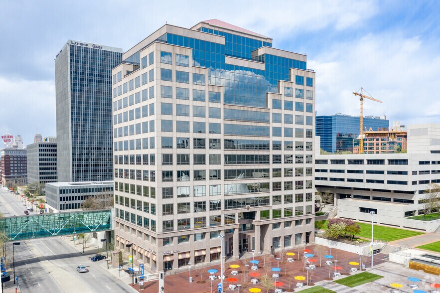 2405 Grand Ave, Kansas City, MO à louer - Photo principale – Image 1 sur 8