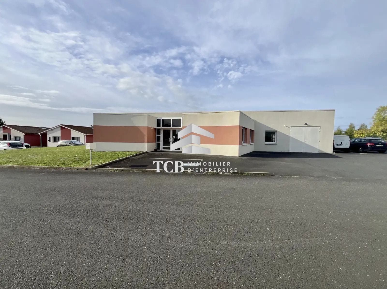 Local d’activités dans Vallet à louer Photo de l’immeuble– Image 1 sur 30