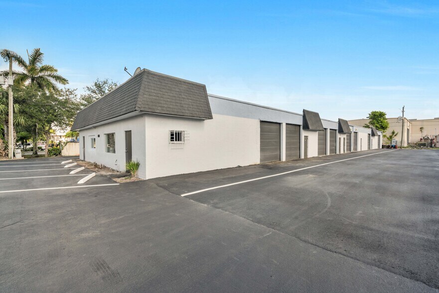 4255 Westroads Dr, Riviera Beach, FL à louer - Photo de l’immeuble – Image 3 sur 24