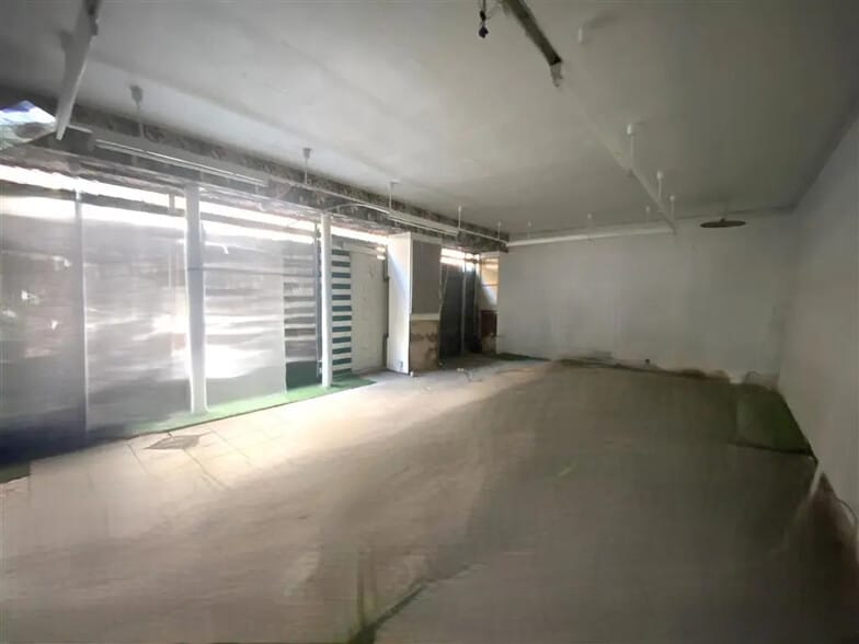 Local commercial dans Paris à louer - Photo de l’immeuble – Image 1 sur 6