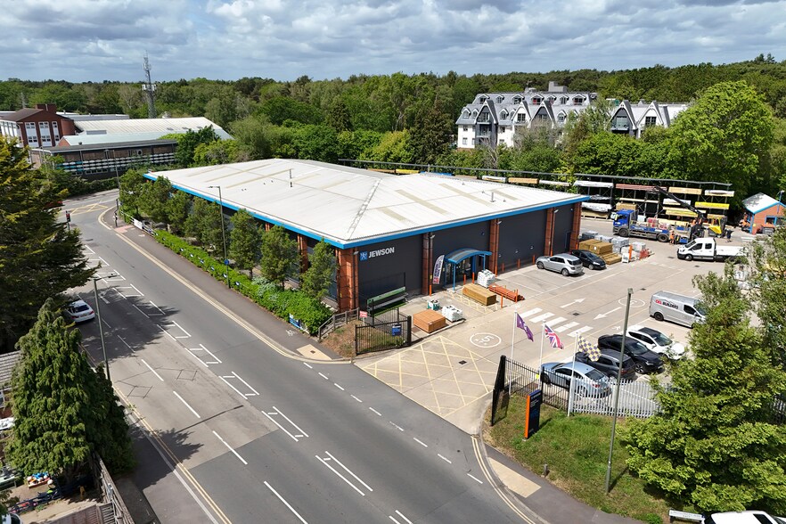 Monument Rd, Woking à vendre - Photo de l’immeuble – Image 1 sur 14