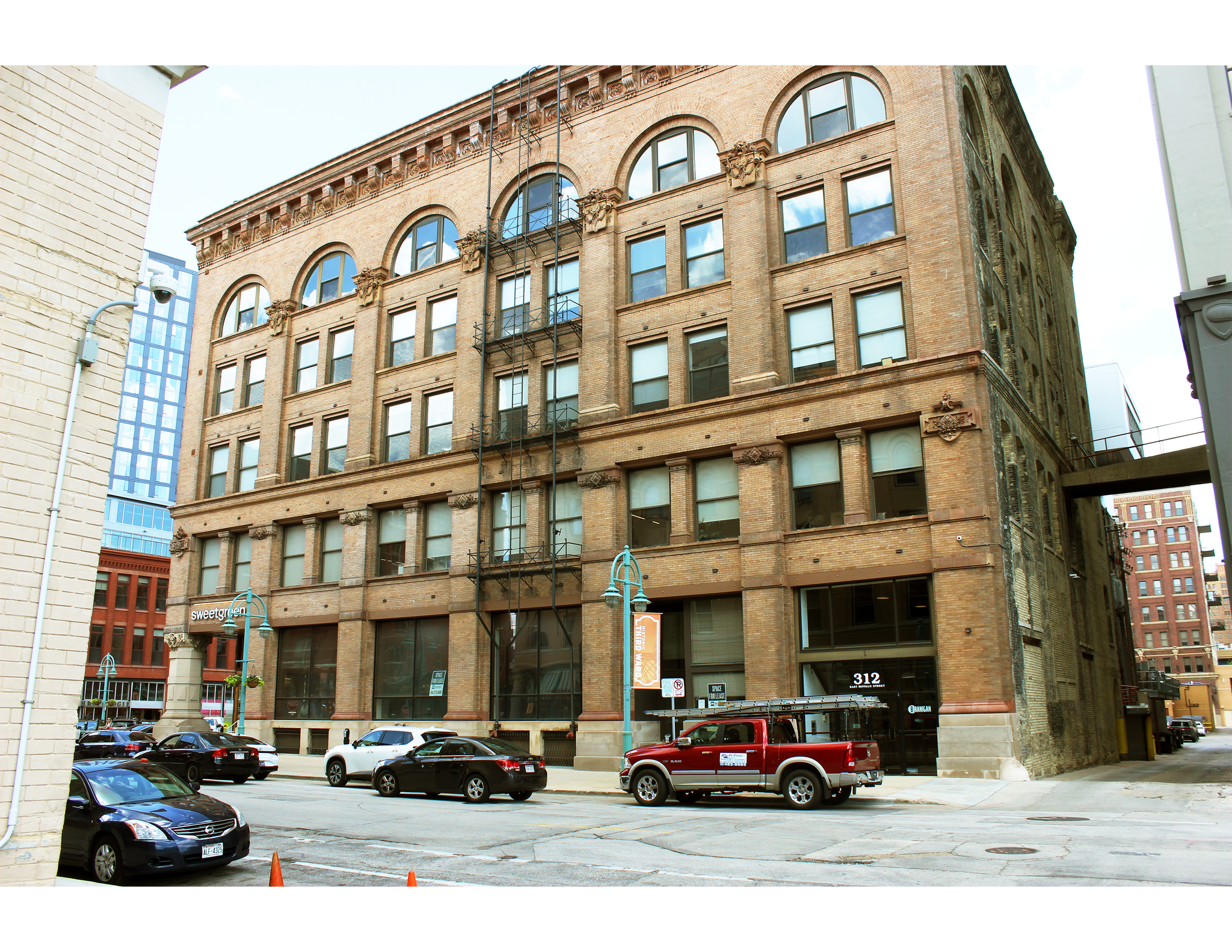 312 E Buffalo St, Milwaukee, WI à louer Photo de l’immeuble– Image 1 sur 6