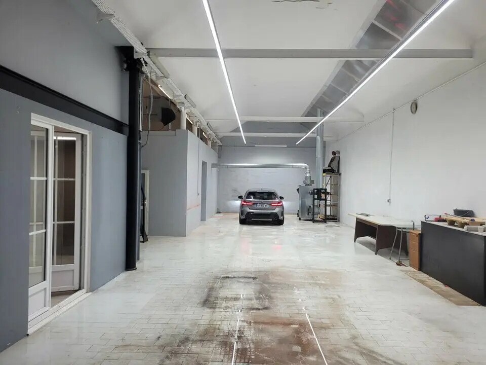 Local d’activités dans Le Houlme à louer Photo intérieure– Image 1 sur 11