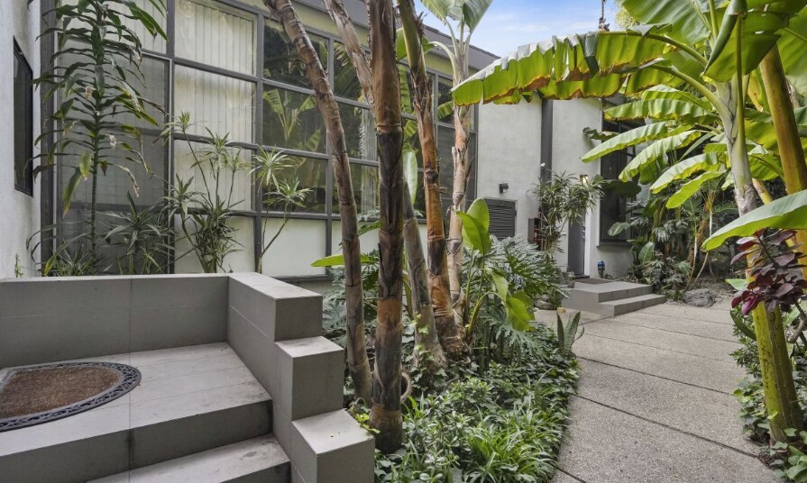 1007 N San Vicente Blvd, West Hollywood, CA à vendre - Photo de l’immeuble – Image 2 sur 6