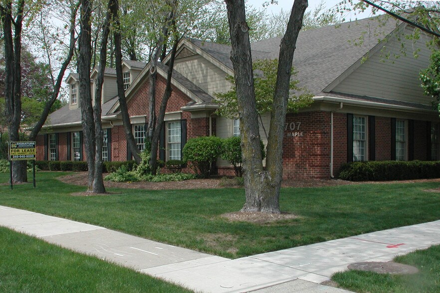 707 E Maple Rd, Troy, MI à louer - Photo de l’immeuble – Image 2 sur 5