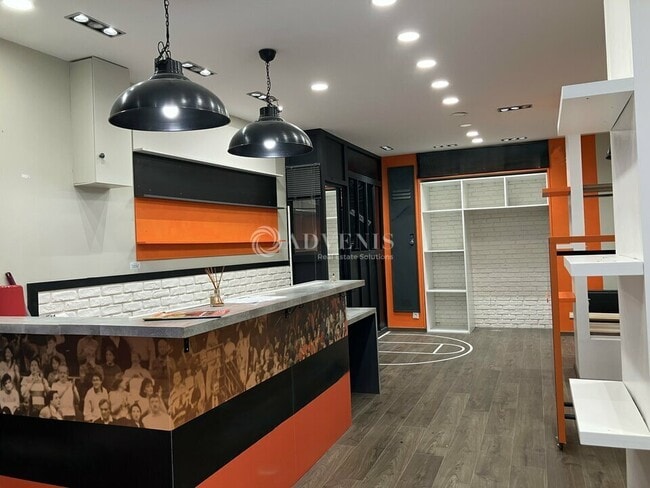 Plus de détails pour Place Planchat, Bourges - Local commercial à louer
