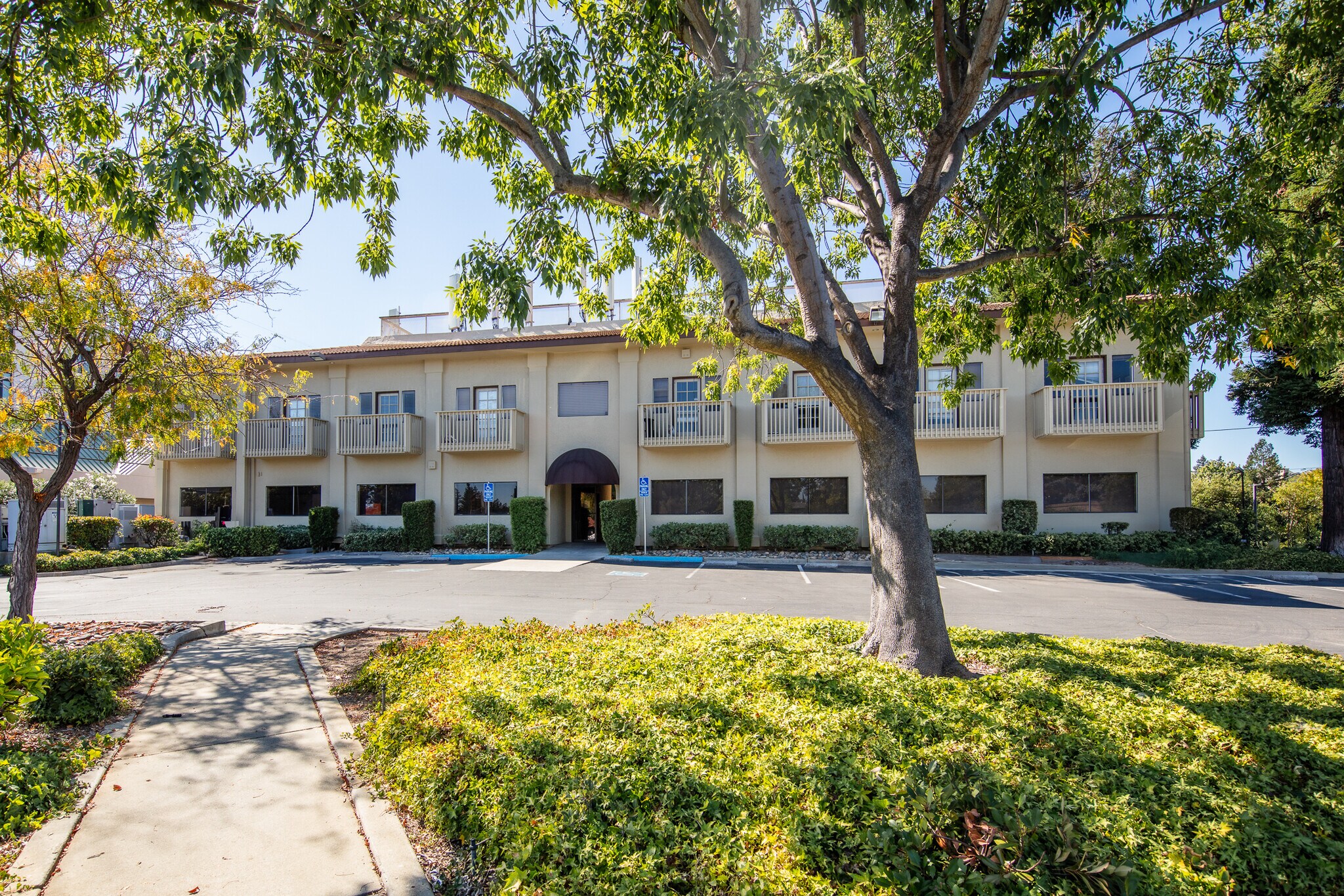 1340 S De Anza Blvd, San Jose, CA à louer Photo de l’immeuble– Image 1 sur 9