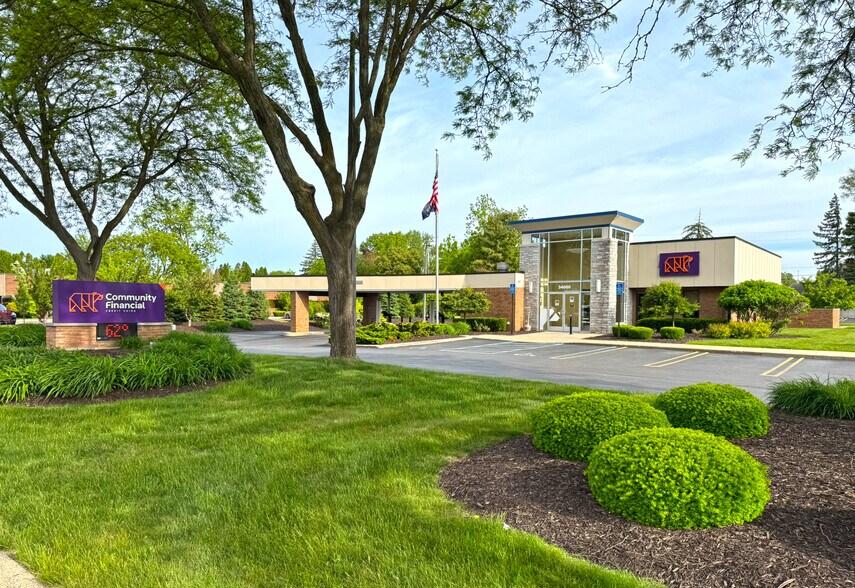 34000 W 7 Mile Rd, Livonia, MI à vendre - Photo de l’immeuble – Image 1 sur 11