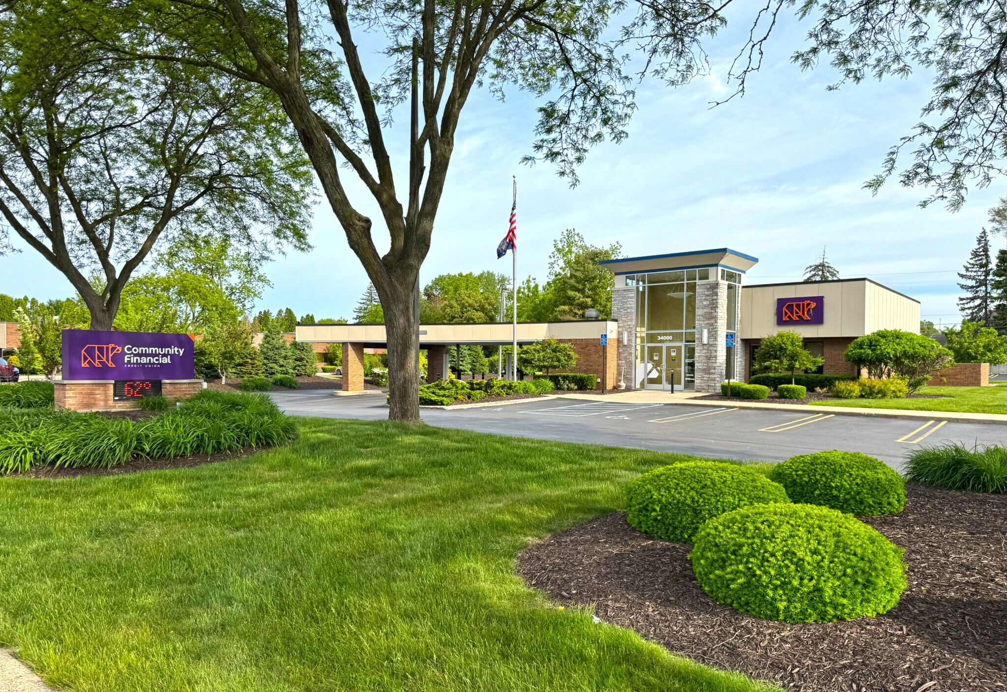 34000 W 7 Mile Rd, Livonia, MI à vendre Photo de l’immeuble– Image 1 sur 12