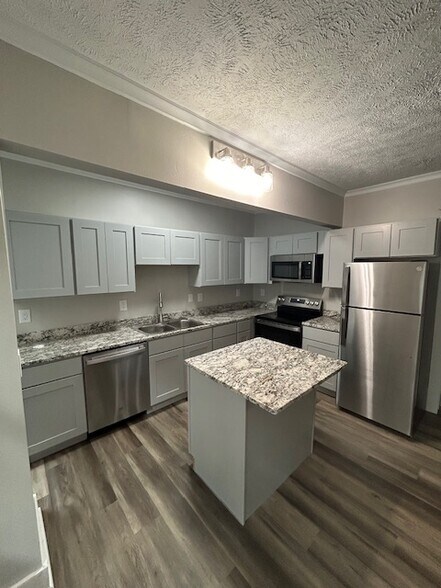 549 Logan St SE, Grand Rapids, MI à vendre - Photo de l’immeuble – Image 2 sur 12
