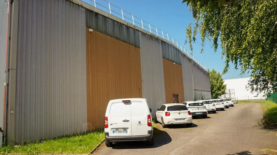 Local d'activités dans Mainvilliers à vendre - Photo de l’immeuble – Image 2 sur 5