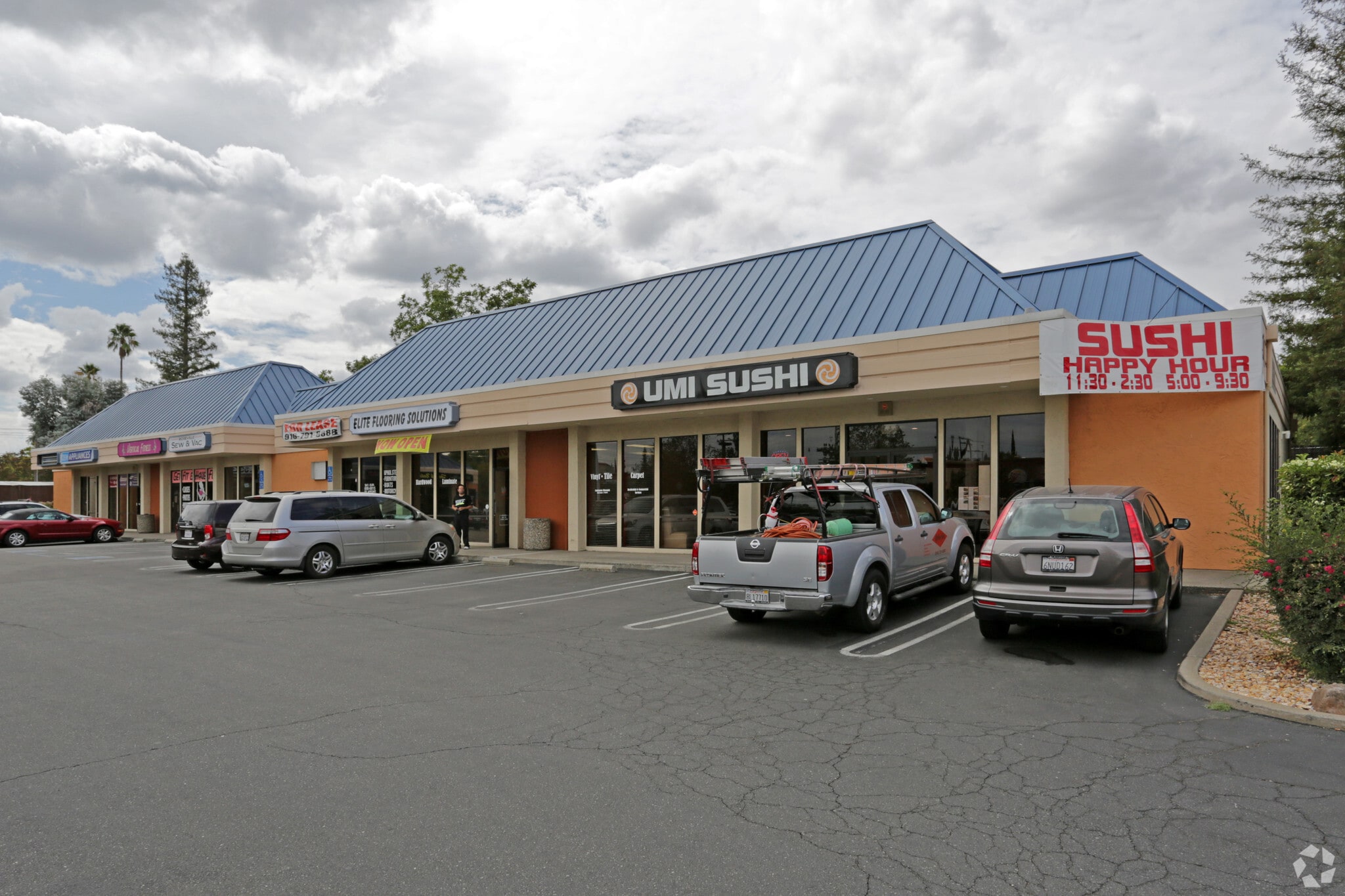 107 S Harding Blvd, Roseville, CA à louer Photo principale– Image 1 sur 4