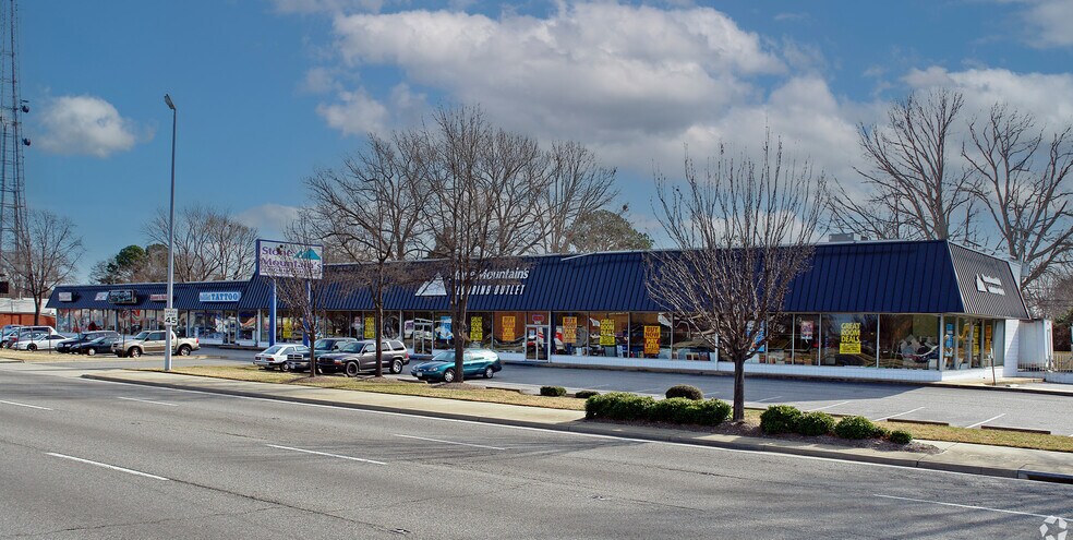 5005-5015 W Mercury Blvd, Newport News, VA à louer - Photo de l’immeuble – Image 2 sur 3