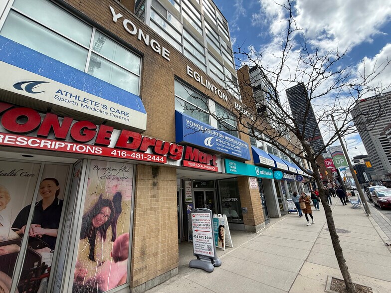 2401 Yonge St, Toronto, ON à louer - Photo principale – Image 1 sur 8