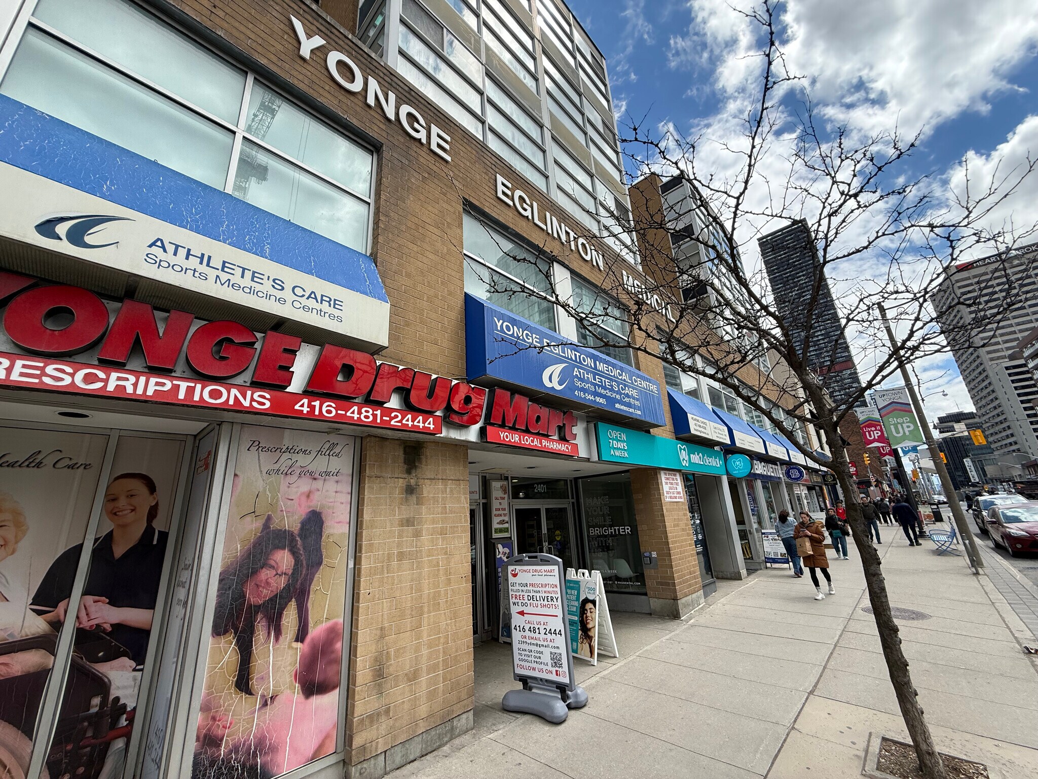 2401 Yonge St, Toronto, ON à louer Photo principale– Image 1 sur 9