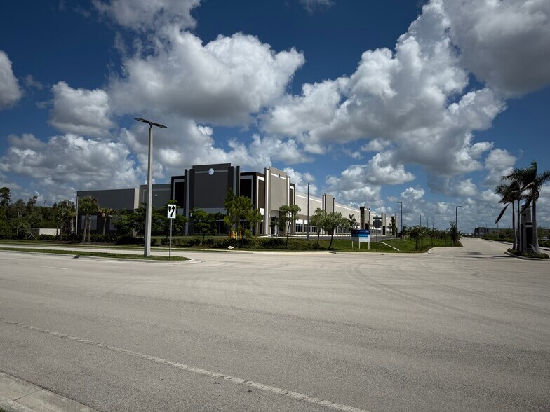 Airport Haul Rd, Fort Myers, FL à louer - Photo de l’immeuble – Image 3 sur 11