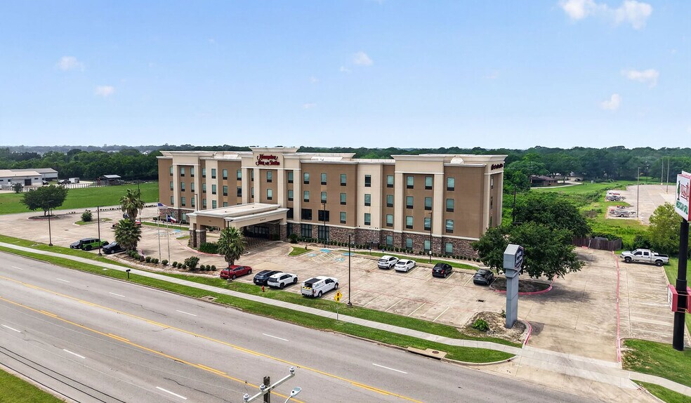 4617 7th St, Bay City, TX à vendre - Photo de l’immeuble – Image 3 sur 109