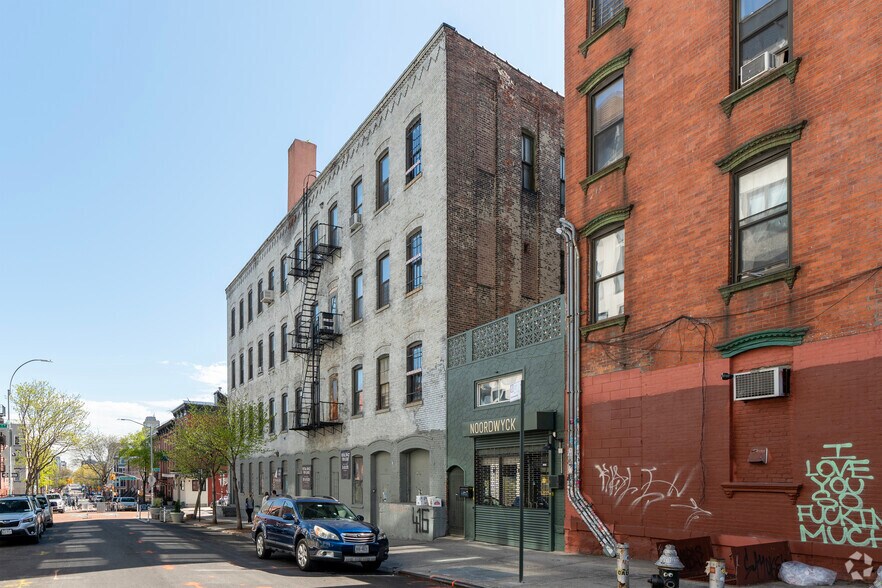 235 Berry St, Brooklyn, NY à vendre - Photo principale – Image 1 sur 17