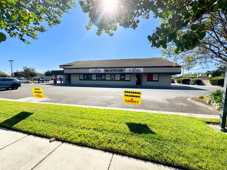 180 Leveland Ln, Modesto, CA à vendre - Photo de l’immeuble – Image 2 sur 8
