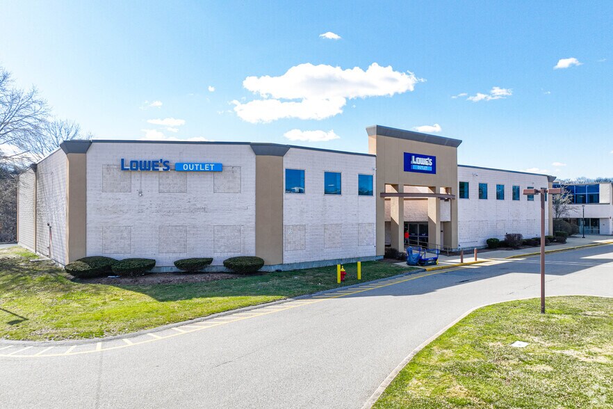 75 Stockwell Dr, Avon, MA à louer - Photo de l’immeuble – Image 2 sur 4