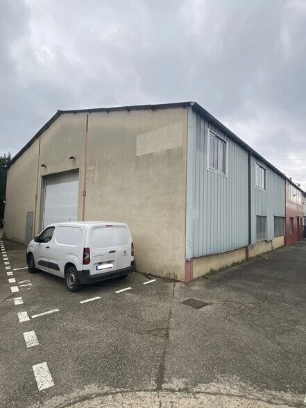 Local d’activités dans Saint-Genis-Laval à louer - Photo de l’immeuble – Image 1 sur 21