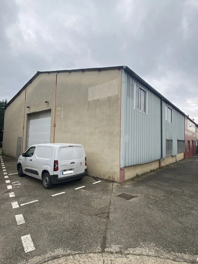 Plus de détails pour Local d'activités à louer