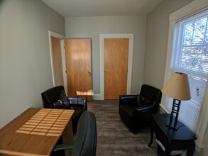 212 Coolidge Ave, Manchester, NH à louer Photo intérieure– Image 2 sur 4