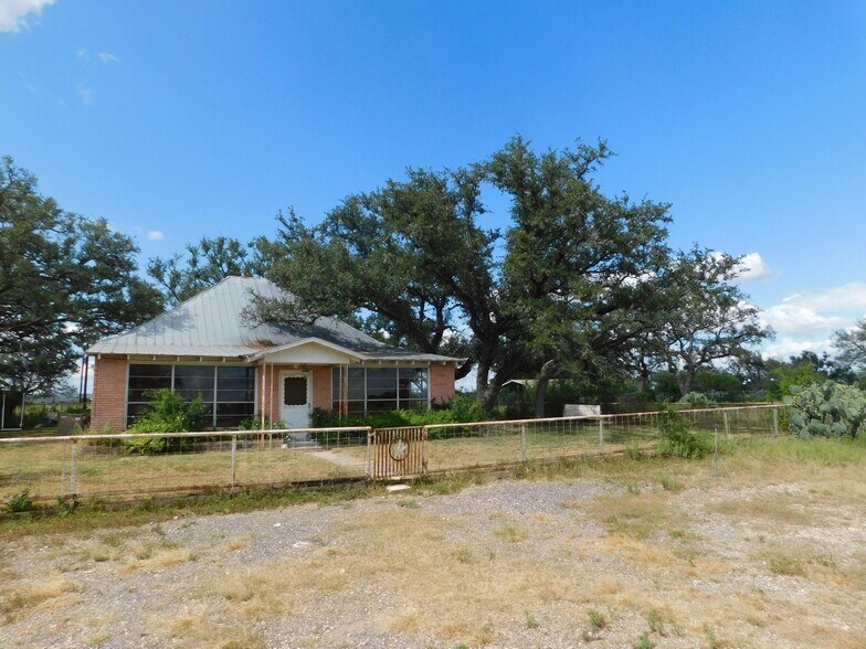 10566 Texas Highway 127, Sabinal, TX à vendre - Photo de l’immeuble – Image 3 sur 11